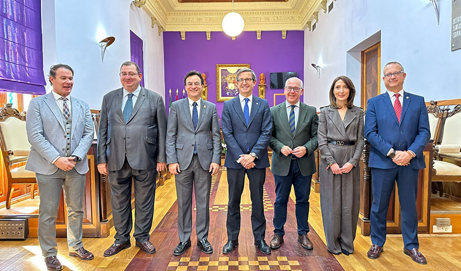 
			      El consejero de Industria, Energía y Minas, Jorge Paradela, en una visita institucional al Ayuntamiento de Jaén.			    
			  